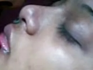 El videos subtitulados porno tipo se folla a una preciosa morena y le vierte la boca
