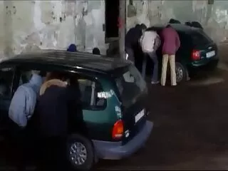 Un hombre xxx rubias españolas saca una gran polla de sus pantalones anchos y mete a su amada en la boca