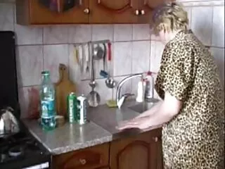 Los chicos están acostumbrados a follar mujeres x videos maduras españolas en ambos agujeros uno al lado del otro. ¡Y aquí tenemos a una moza no del todo normal en lugar del habitual agujero peludo que sobresale una polla! Pero los chicos rápidamente le encontraron un uso.