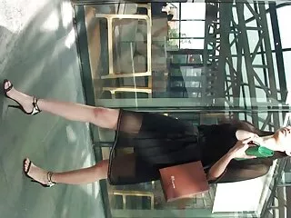 La linda Emma habla con su esposo por videos hentay español teléfono y le chupa la polla a su amante