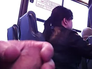 La chica porno anime en español se abre de piernas frente a un hombre guapo