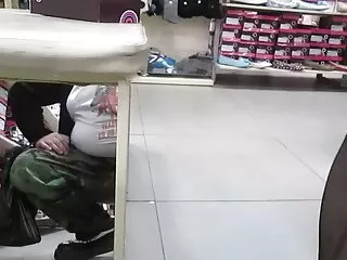 El tipo extendió la perra roja sobre la videos xxx traducidos mesa y lamió el coño