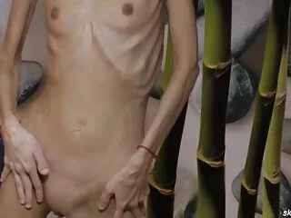 ¡Ahora una pequeña y excitante mamada ligera y podrás ir con seguridad al coño rosado y videos serviporno en español bien afeitado!