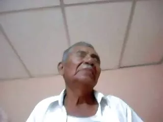 El bebé salta sobre el falo, exprimiendo todos los jugos del chico hasta la español hentai última gota