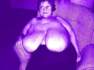 Morena en pantimedias disfruta de un dedo xporno español en su coño