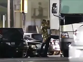 Una guapa rubia, muy feliz con la apariencia de su amado novio, rápidamente le quita los jeans cojiendo españolas ajustados al tío, y ni un pollito lo acaricia apasionadamente con labios tiernos y calientes.