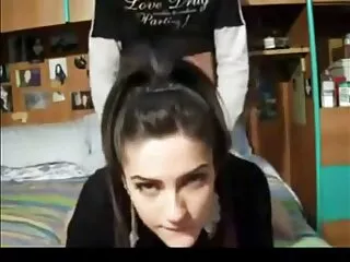 Los dedos de la bella pronto se encontraron en el vuelo de su amante, quien solo tuvo que relajarse y disfrutar de la increíble mamada madres españolas follando con hijos realizada por la bella.