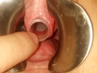 La pequeña no puede evitar acariciar sus jugosas tetas y revolver sus pezones. Esta vista depravada claramente no la excita solo a ella peliculas eroticas en español xxx