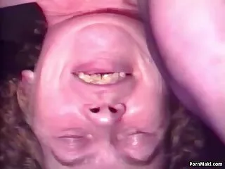 Rubia madura recibe semen insesto en castellano en la cara