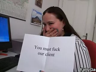 Puta caliente hace milfs español una mamada y abre sus piernas para una polla negra