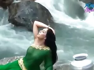 Preciosa orgía anal de videos pornos de fakings una joven morena y dos hombres musculosos, le limpian todos los agujeros con sus coños apretados
