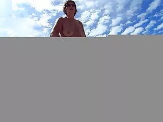 Puta madura se burla del vídeo pornográfico en español cliente