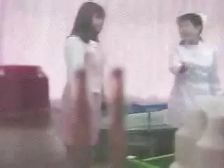Chica japonesa en pantimedias negras salta sobre una hentay xxx en español polla