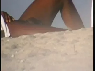 Un anuncio inusual para un auto, una perra tetona elogia el auto que es muy cómodo españolas follsndo y puedes divertirte en él, follándote a un hombre caliente