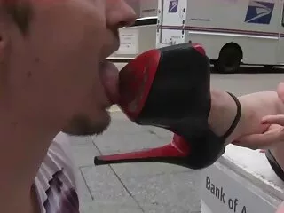 Solo hay dos, un camarógrafo y una rubia tetona hentai anal español semidesnuda. Ella posa con el telón de fondo de la naturaleza, excitándolo cada vez más.